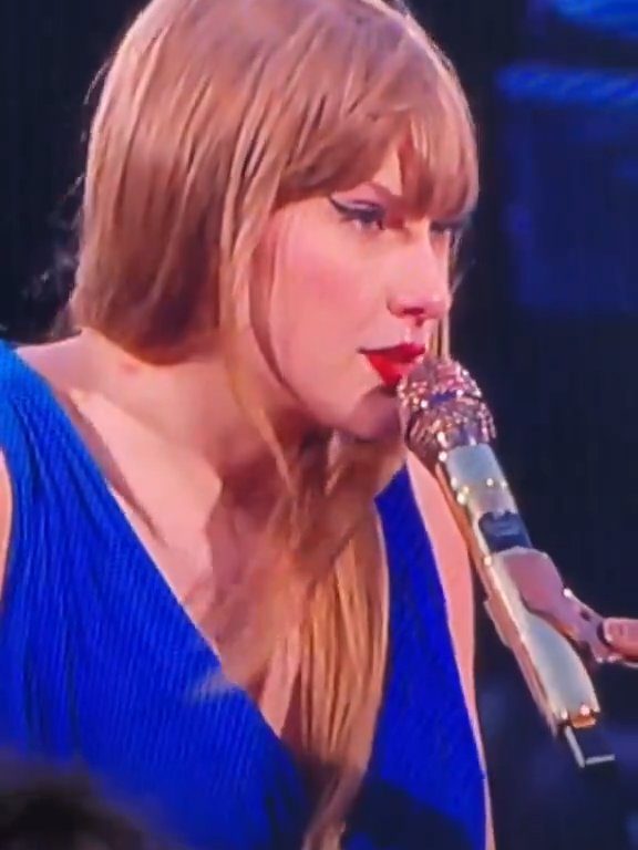 Taylor Swift obligada a comer mocos en el escenario: la culpa es del frío