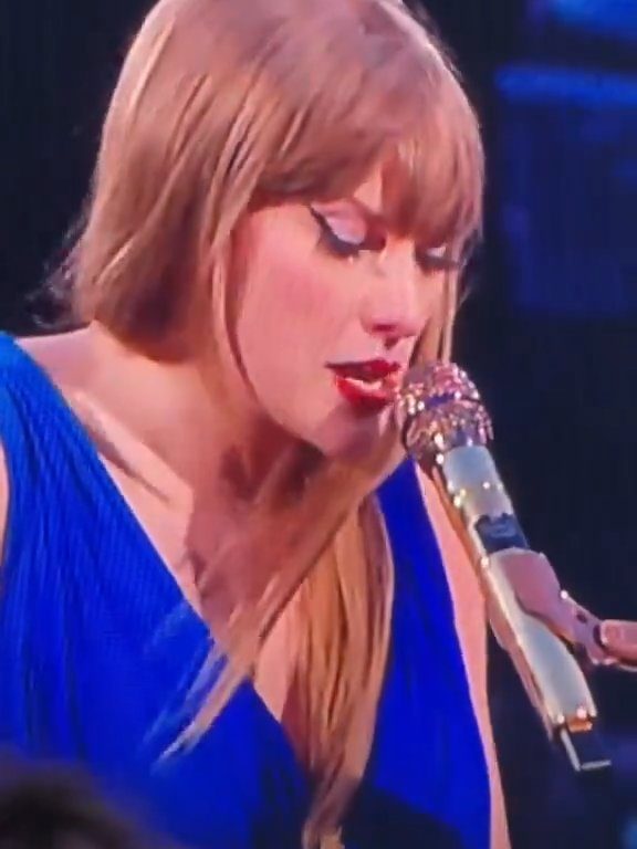 Taylor Swift obligada a comer mocos en el escenario: la culpa es del frío