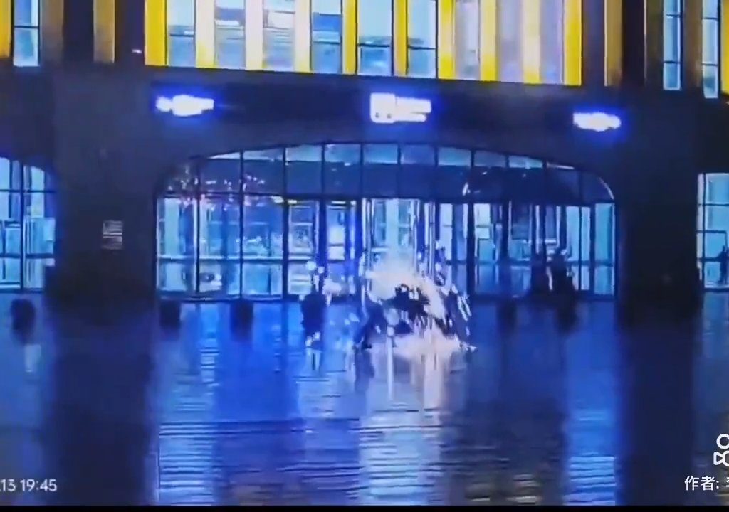 Kamera zeichnet Blitz auf, der zwei Menschen am Bahnhof trifft: schockierendes Video