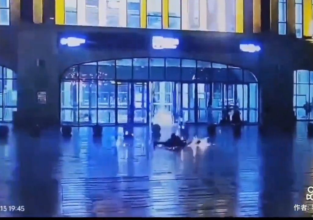 Kamera zeichnet Blitz auf, der zwei Menschen am Bahnhof trifft: schockierendes Video