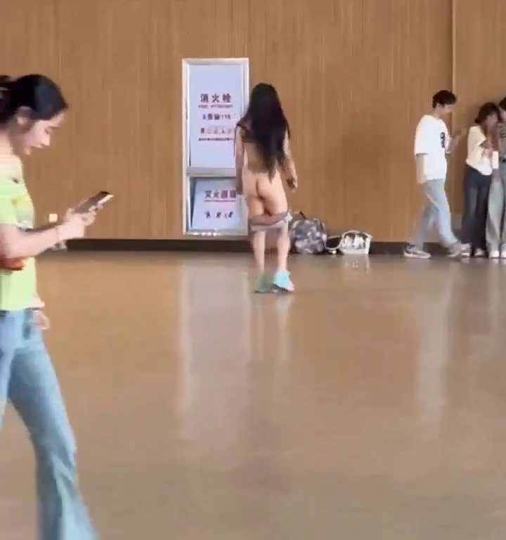 Tradita dal toyboy, 40enne per vendetta gira nuda nel suo campus universario: video virale