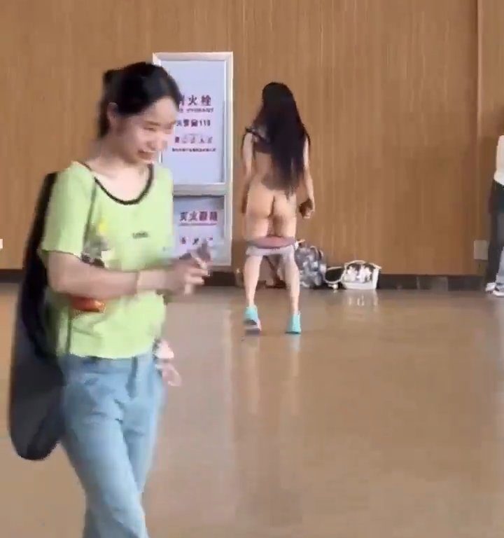 Tradita dal toyboy, 40enne per vendetta gira nuda nel suo campus universario: video virale