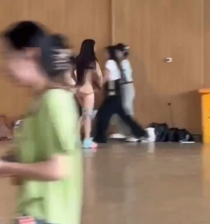 Tradita dal toyboy, 40enne per vendetta gira nuda nel suo campus universario: video virale