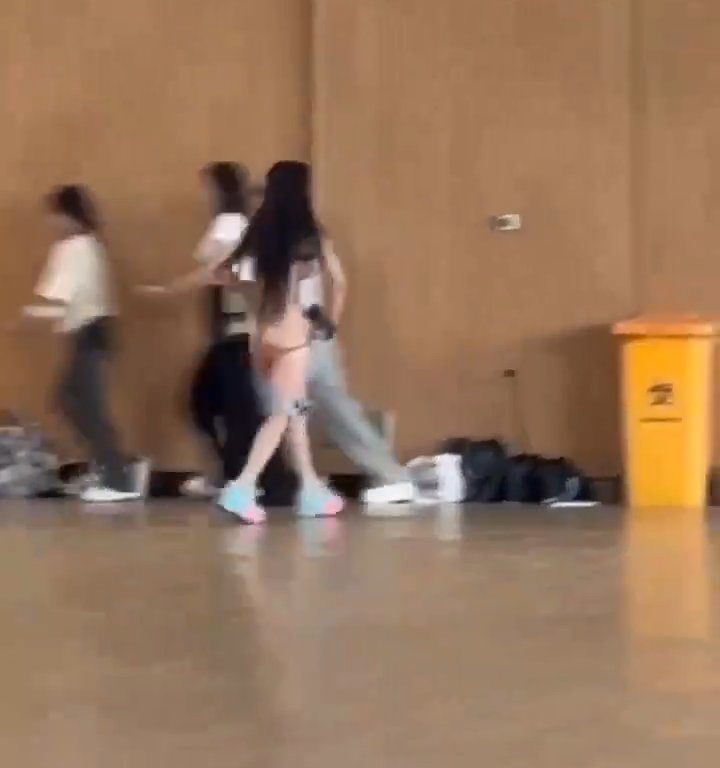 Traicionada por su toyboy, la mujer de 40 años camina desnuda por el campus universitario en busca de venganza: video viral