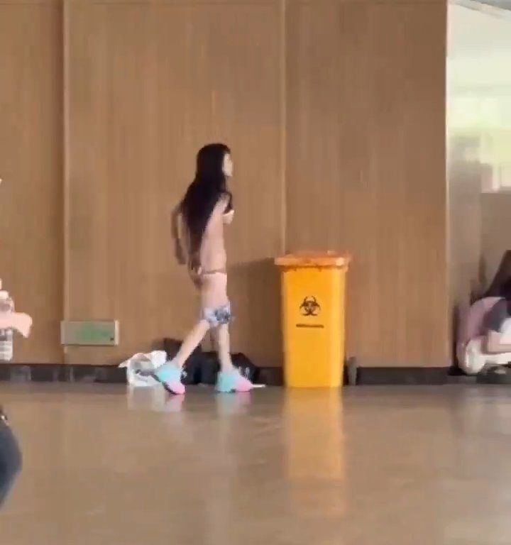 Traicionada por su toyboy, la mujer de 40 años camina desnuda por el campus universitario en busca de venganza: video viral