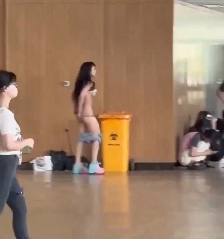 Traicionada por su toyboy, la mujer de 40 años camina desnuda por el campus universitario en busca de venganza: video viral