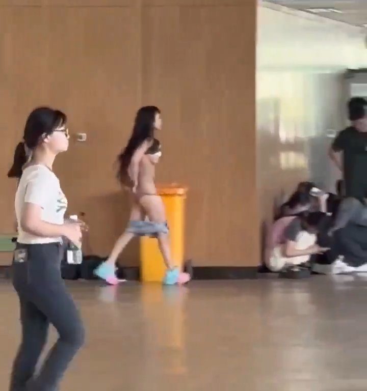 Traicionada por su toyboy, la mujer de 40 años camina desnuda por el campus universitario en busca de venganza: video viral