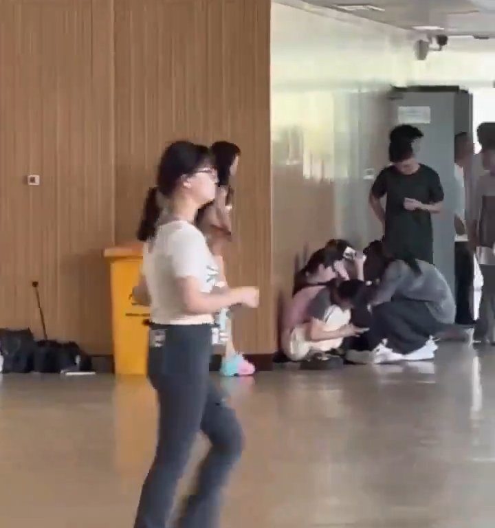 Tradita dal toyboy, 40enne per vendetta gira nuda nel suo campus universario: video virale