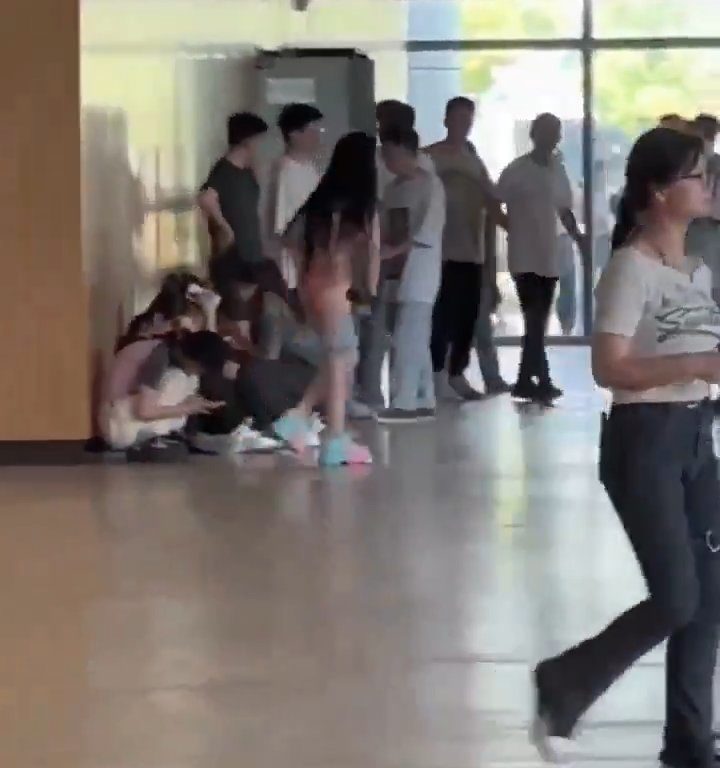 Tradita dal toyboy, 40enne per vendetta gira nuda nel suo campus universario: video virale