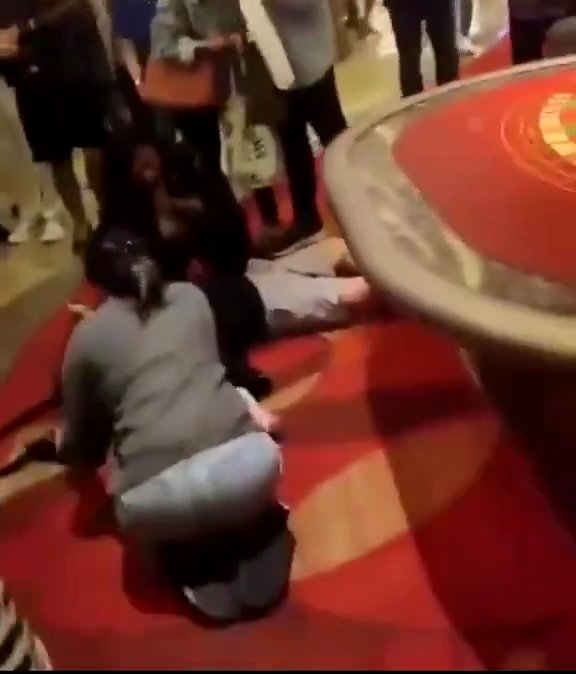 Millonario Jackpot gana en el casino, sufre un infarto al retirar el dinero: video