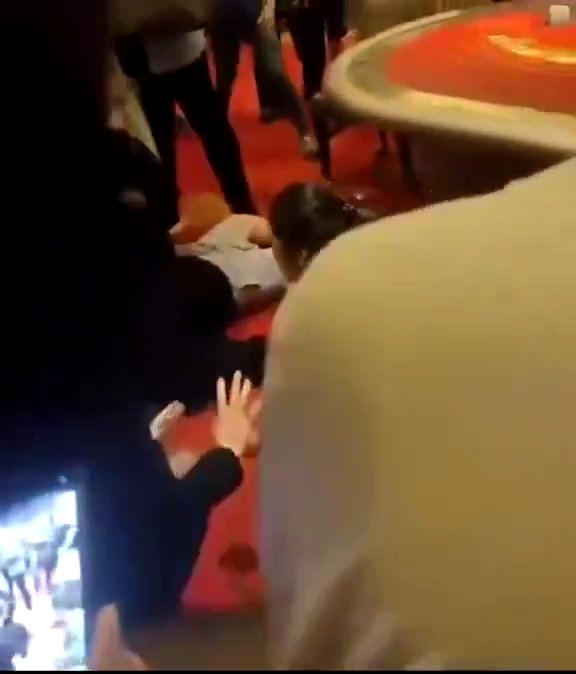 Millonario Jackpot gana en el casino, sufre un infarto al retirar el dinero: video