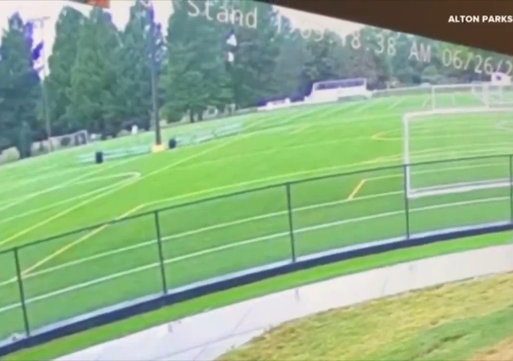 Abgrund öffnet sich unter Fußballplatz, beinahe Tragödie: Es gibt ein Video