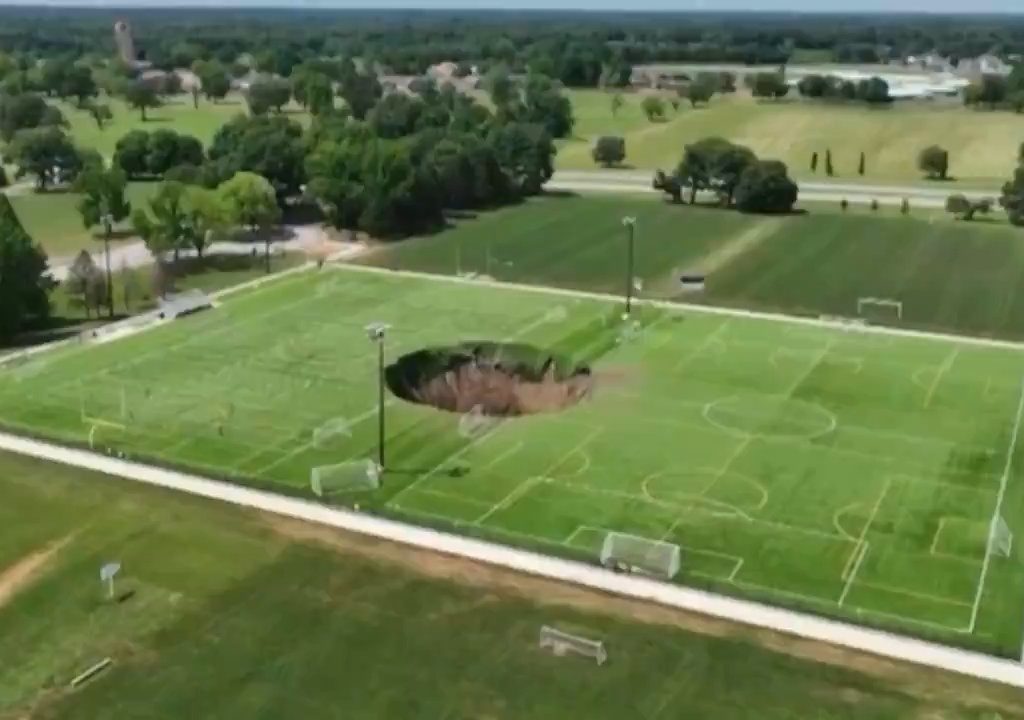 Abgrund öffnet sich unter Fußballplatz, beinahe Tragödie: Es gibt ein Video