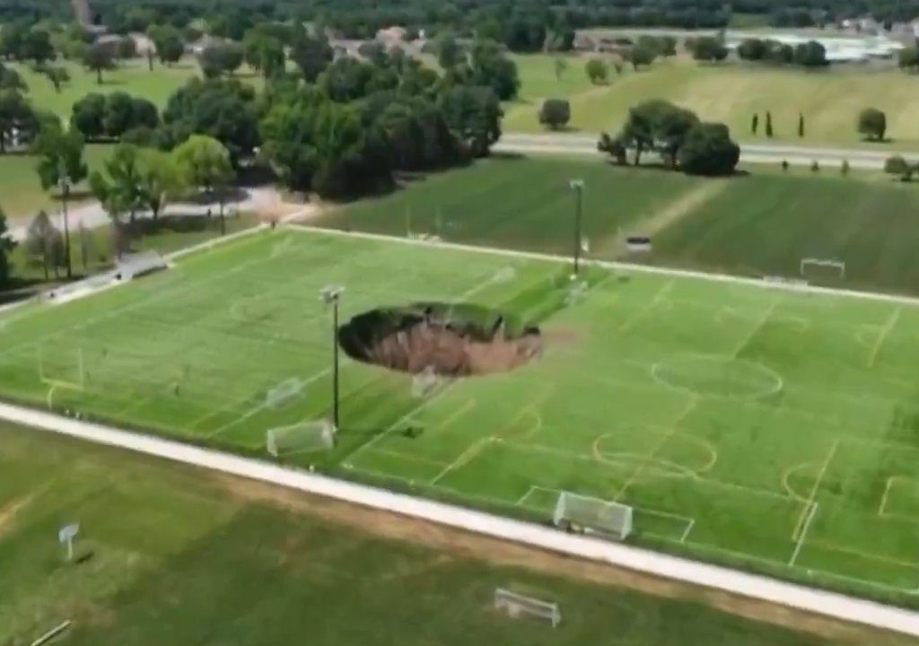 Voragine si apre sotto campo da calcio, sfiorata tragedia: c'è video