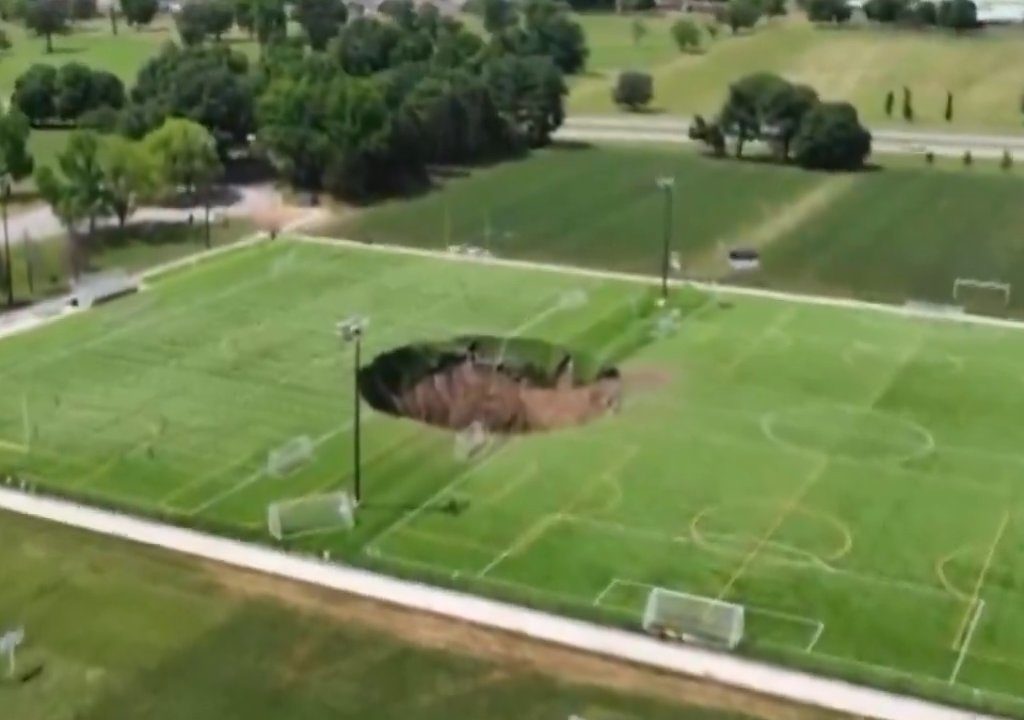 Voragine si apre sotto campo da calcio, sfiorata tragedia: c'è video