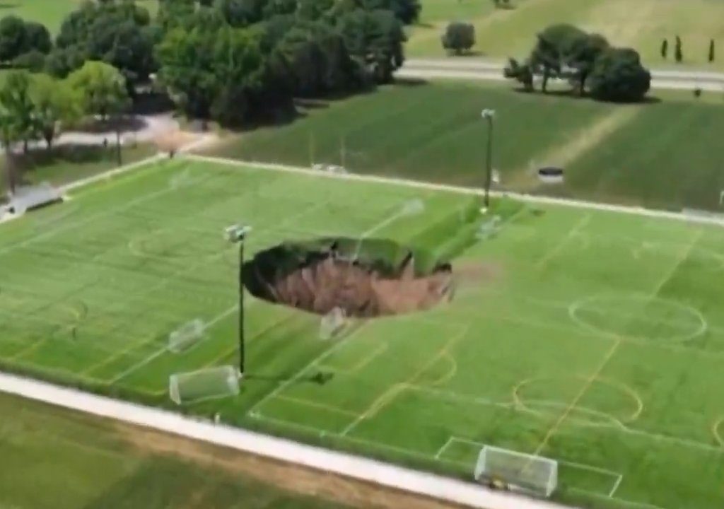 Voragine si apre sotto campo da calcio, sfiorata tragedia: c'è video