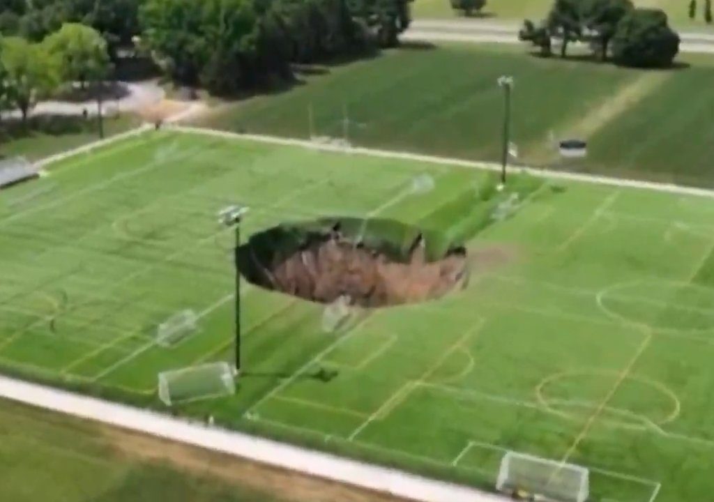 Abgrund öffnet sich unter Fußballplatz, beinahe Tragödie: Es gibt ein Video