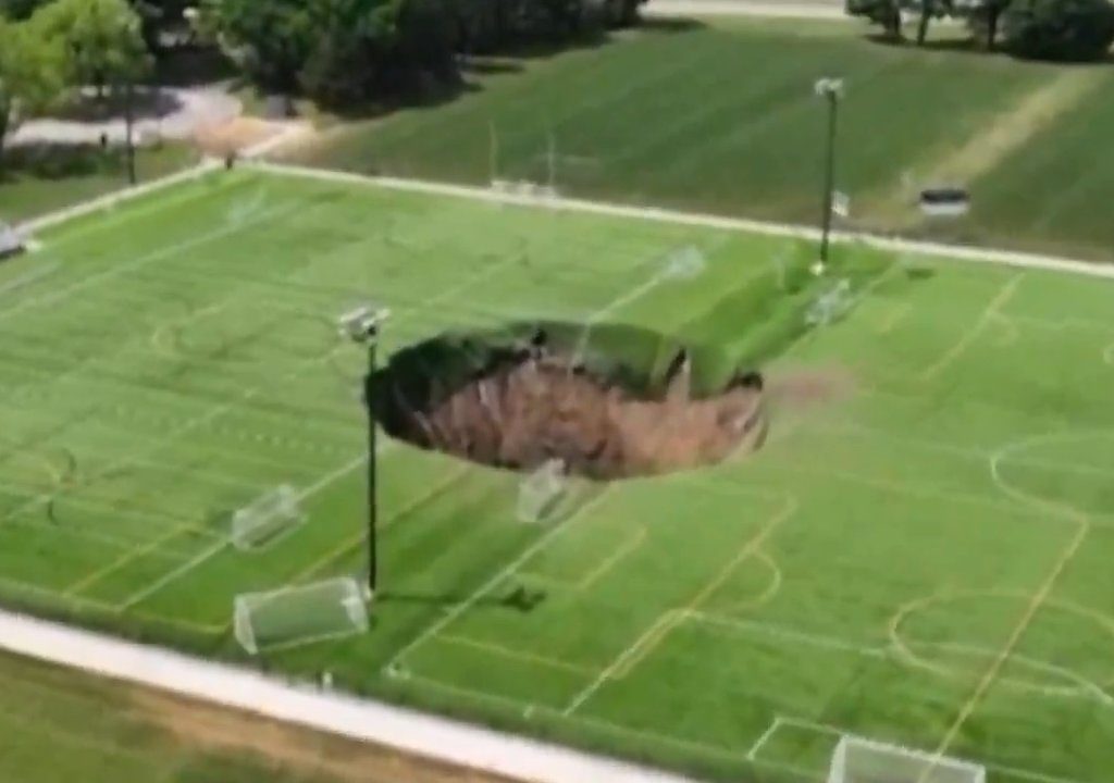 Voragine si apre sotto campo da calcio, sfiorata tragedia: c'è video