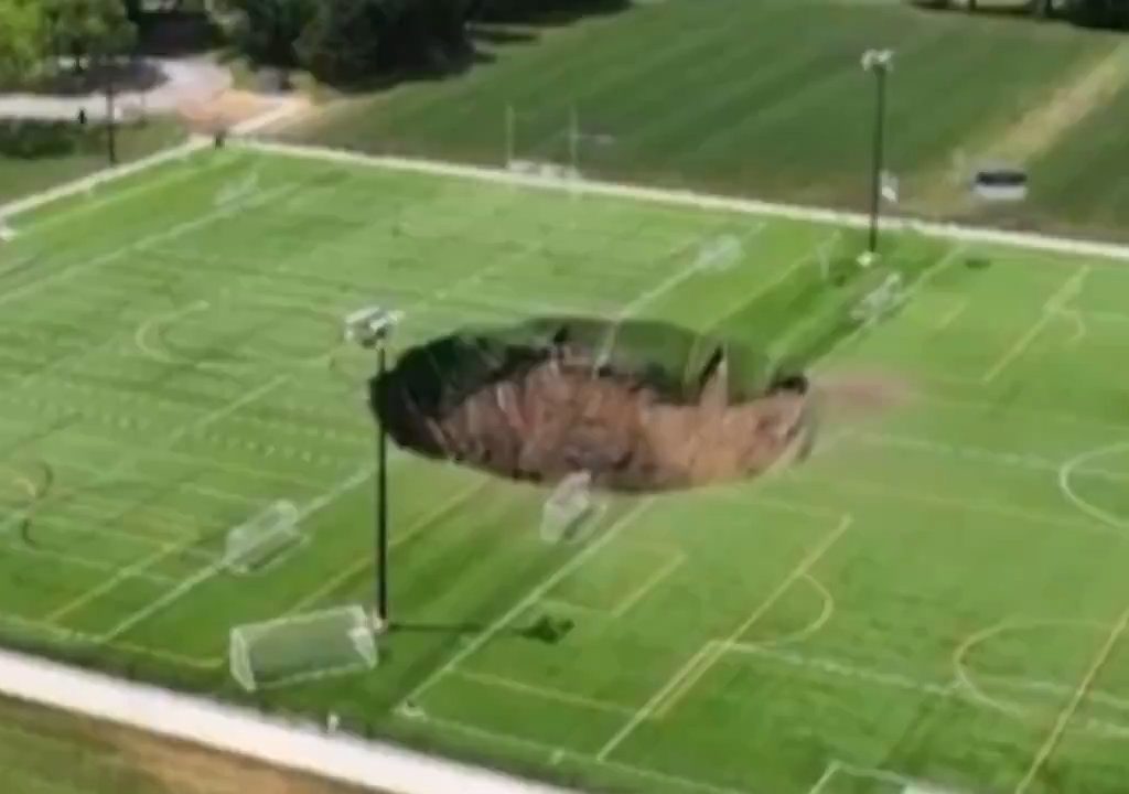 Abgrund öffnet sich unter Fußballplatz, beinahe Tragödie: Es gibt ein Video