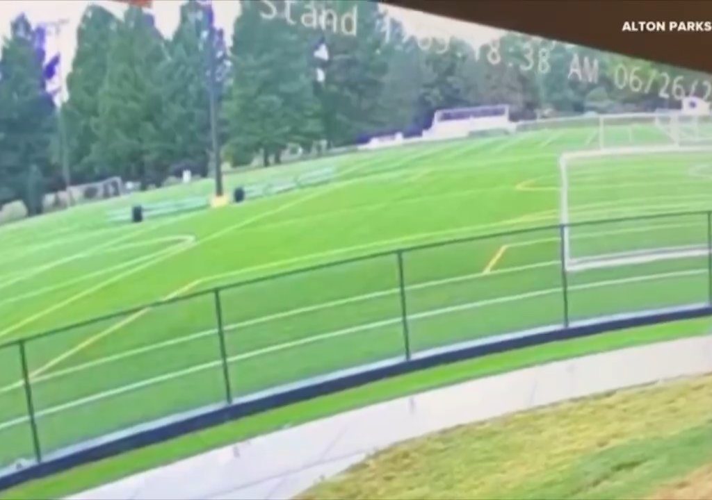 Abgrund öffnet sich unter Fußballplatz, beinahe Tragödie: Es gibt ein Video