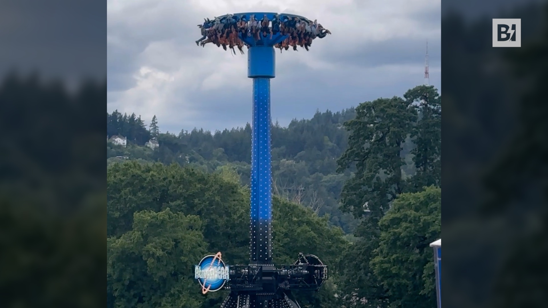 Terrore al luna park: bloccati sulla giostra a…