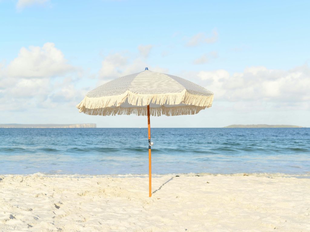 Frau am Strand von Regenschirm aufgespießt: Unglaublicher Unfall in Florida