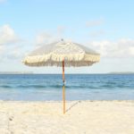 Mujer empalada por una sombrilla en la playa: increíble accidente en Florida