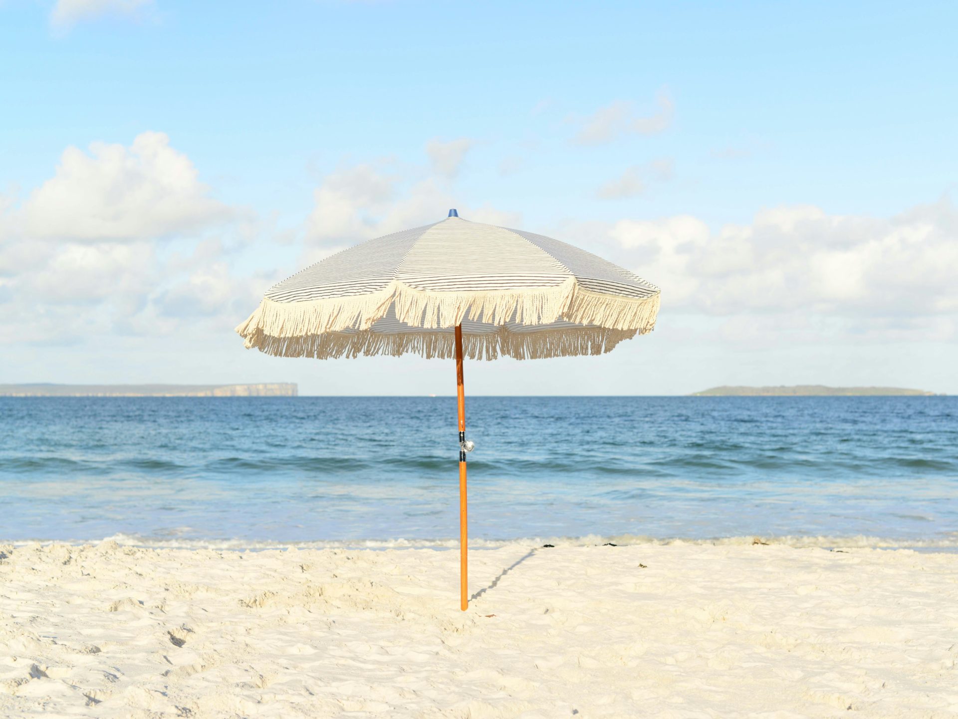 Frau am Strand von Regenschirm aufgespießt: Unglaublicher Unfall in Florida