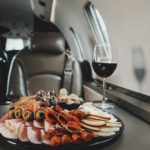 Beber alcohol y dormir en el avión mata: revela estudio