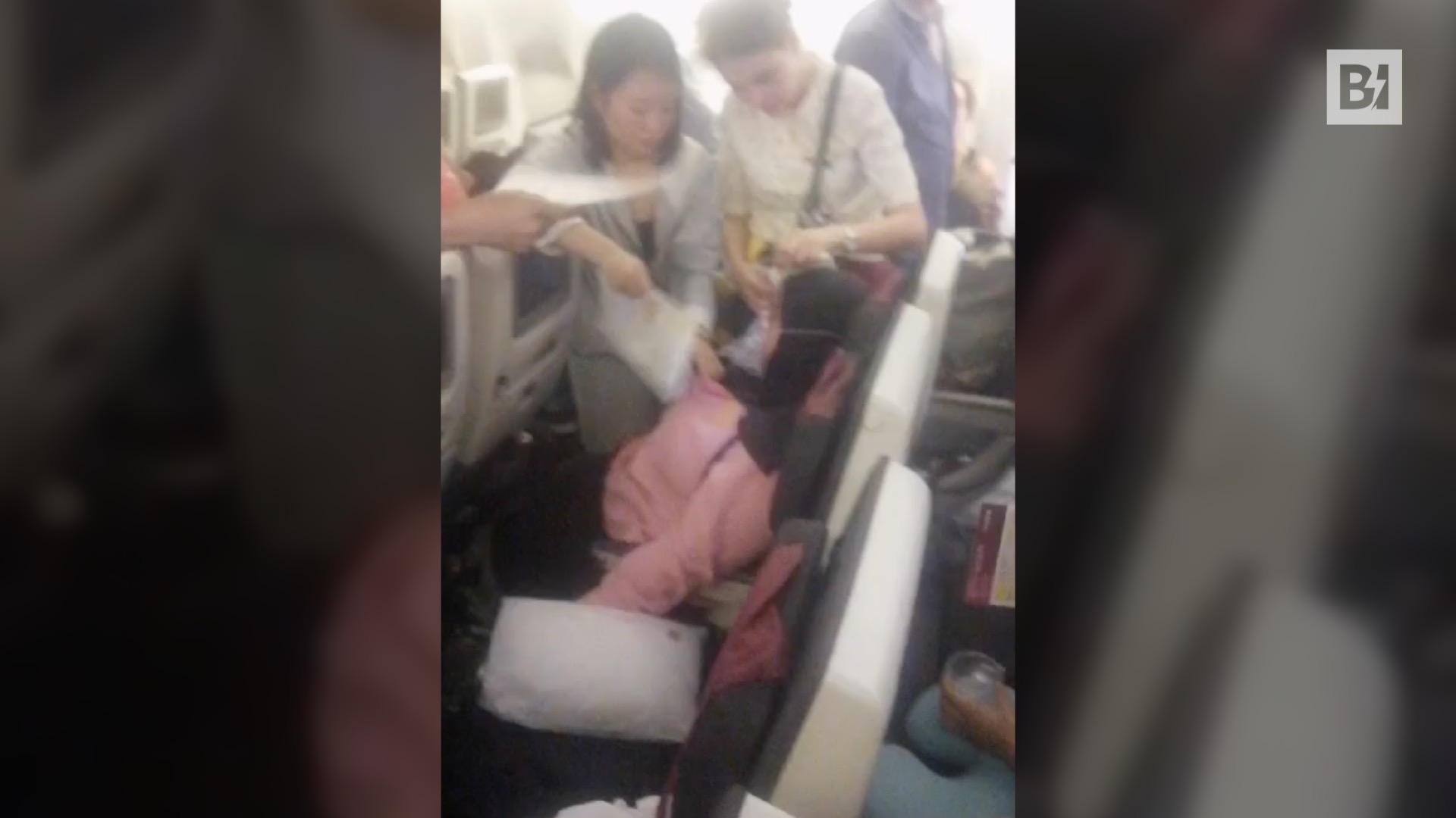 Bloccati in aereo senza aria condizionata: incubo per…