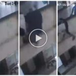 Abraza a su colega y la empuja por error: ella muere al caer del tercer piso