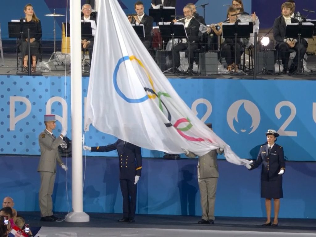 Eröffnung von Paris 2024, alle Patzer: von der auf dem Kopf stehenden Flagge bis zum heraushängenden Hoden