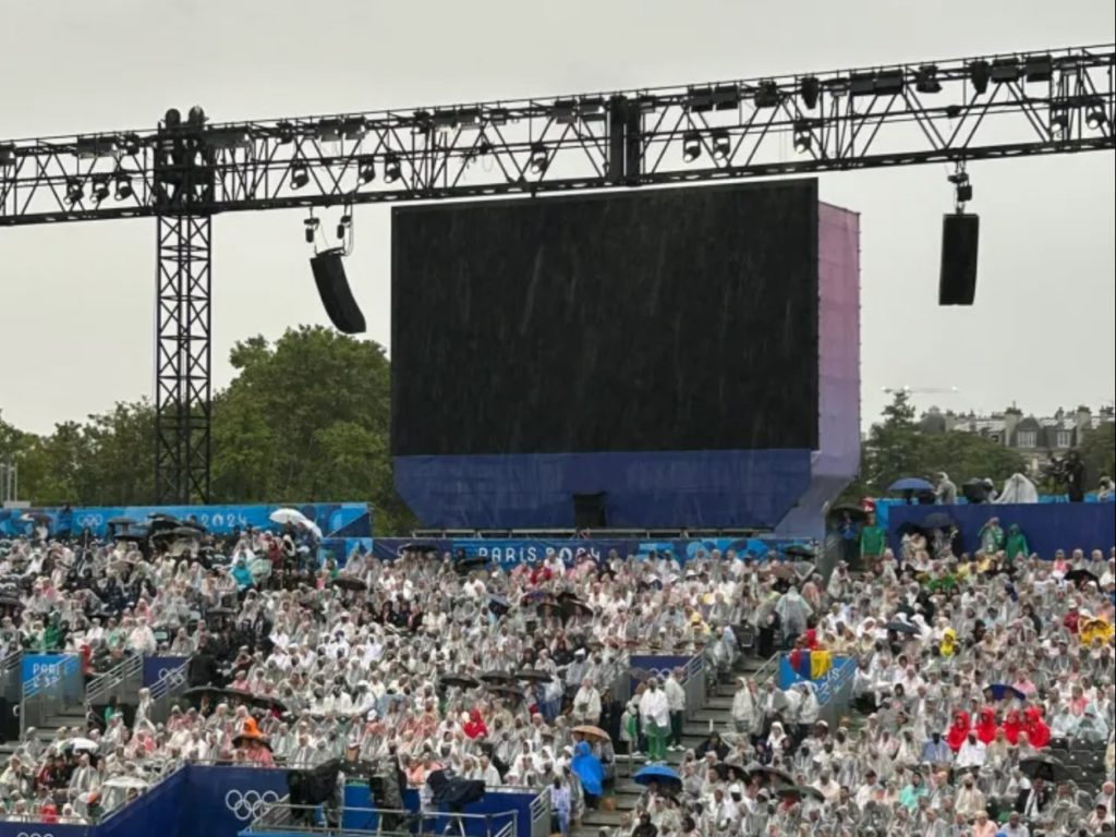 Apertura Parigi 2024, tutte le gaffe: dalla bandiera al contrario al testicolo fuori