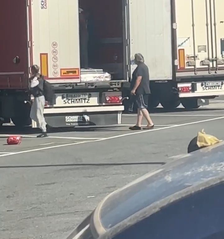 Un chauffeur de camion trouve des migrants à bord et les chasse avec des ceintures : vidéo virale