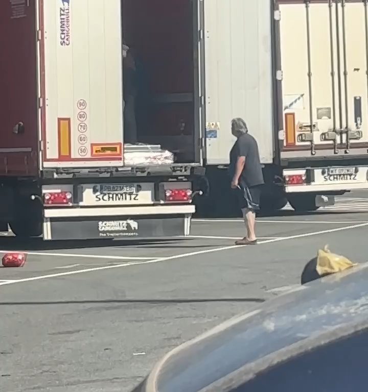 Un chauffeur de camion trouve des migrants à bord et les chasse avec des ceintures : vidéo virale