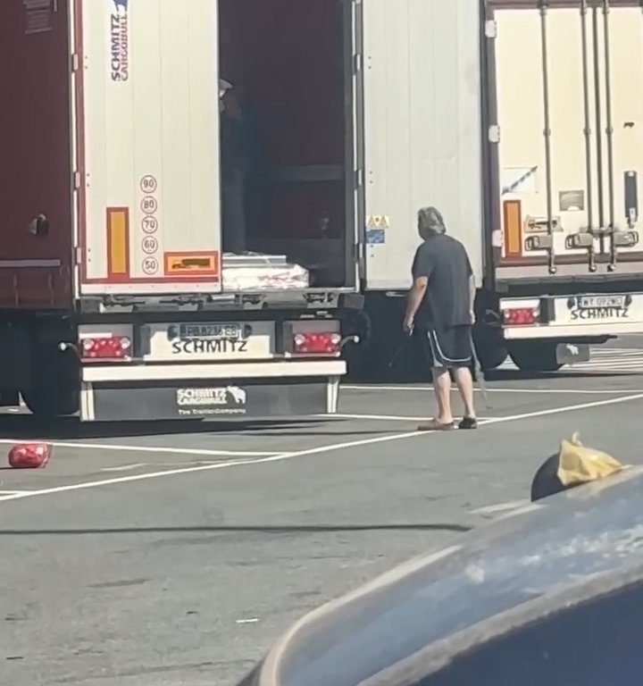 Un chauffeur de camion trouve des migrants à bord et les chasse avec des ceintures : vidéo virale