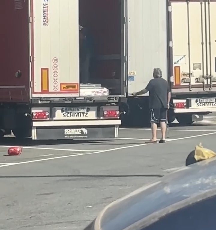 Un chauffeur de camion trouve des migrants à bord et les chasse avec des ceintures : vidéo virale