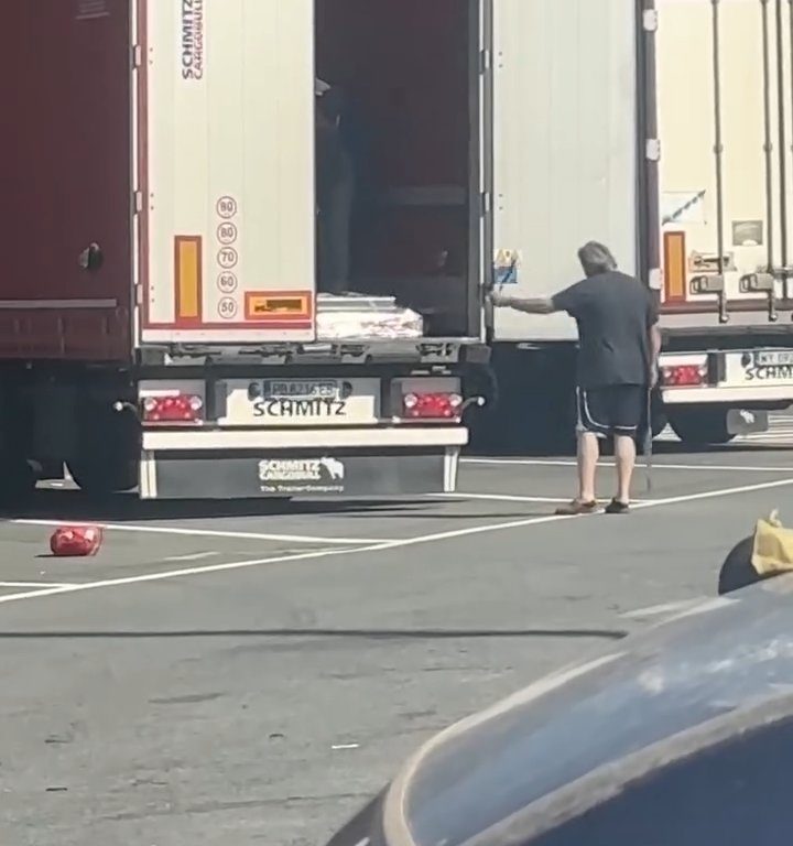 Un chauffeur de camion trouve des migrants à bord et les chasse avec des ceintures : vidéo virale