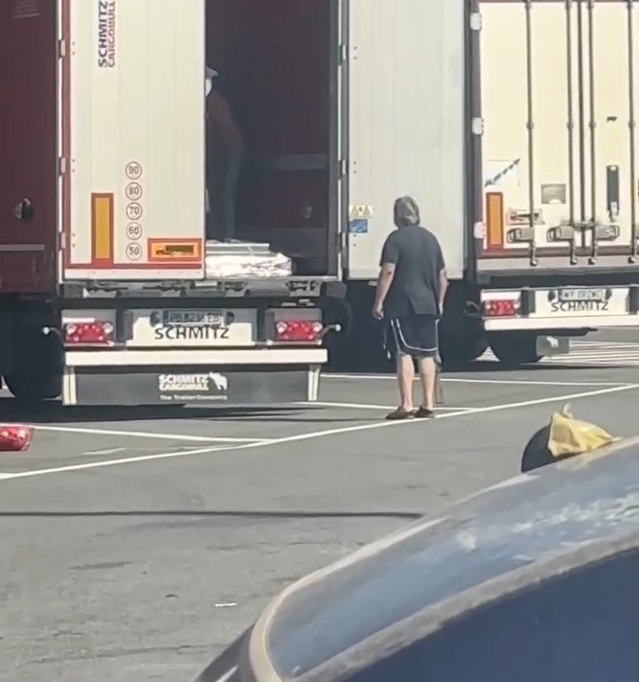 Un chauffeur de camion trouve des migrants à bord et les chasse avec des ceintures : vidéo virale