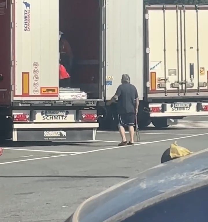 Camionero encuentra migrantes a bordo y los ahuyenta con cinturones: video viral