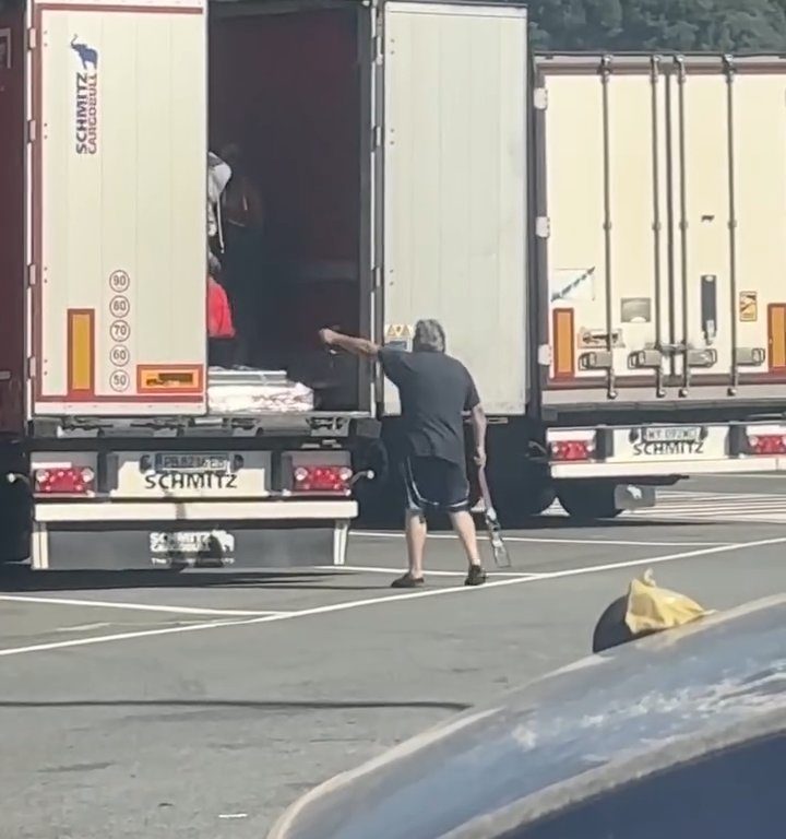 Camionero encuentra migrantes a bordo y los ahuyenta con cinturones: video viral