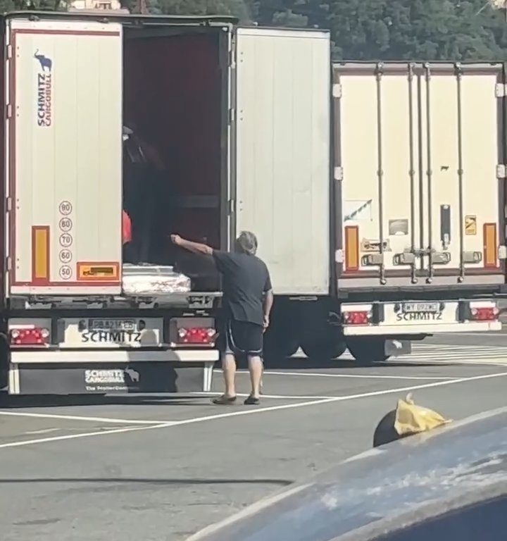 Un chauffeur de camion trouve des migrants à bord et les chasse avec des ceintures : vidéo virale