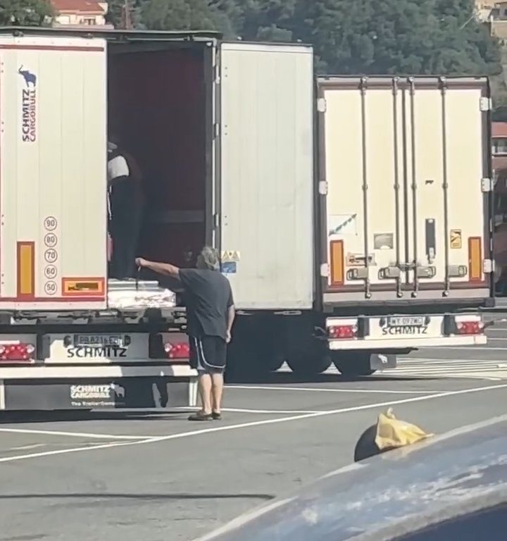 Un chauffeur de camion trouve des migrants à bord et les chasse avec des ceintures : vidéo virale