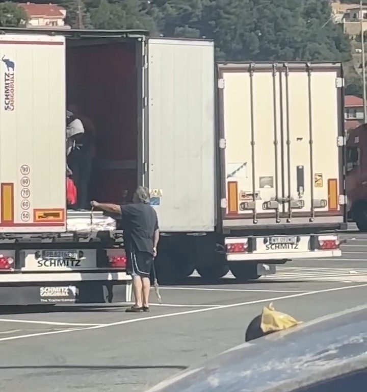 Un chauffeur de camion trouve des migrants à bord et les chasse avec des ceintures : vidéo virale