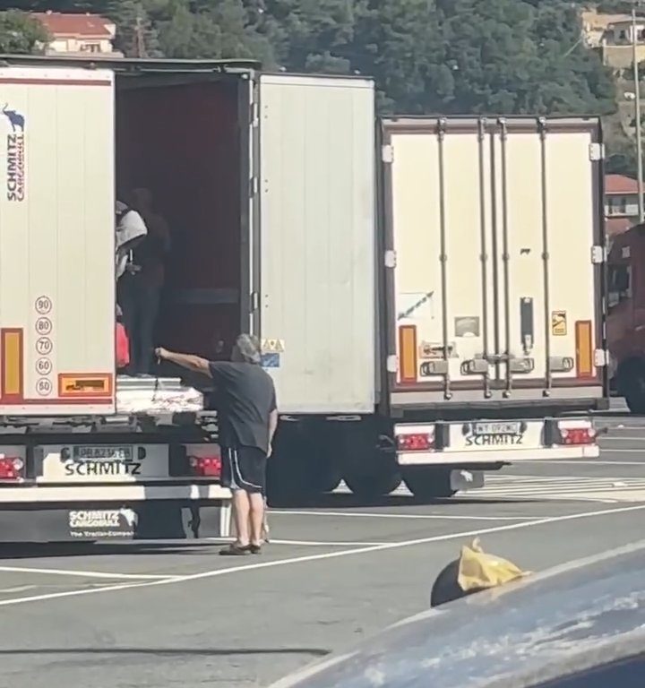 Un chauffeur de camion trouve des migrants à bord et les chasse avec des ceintures : vidéo virale