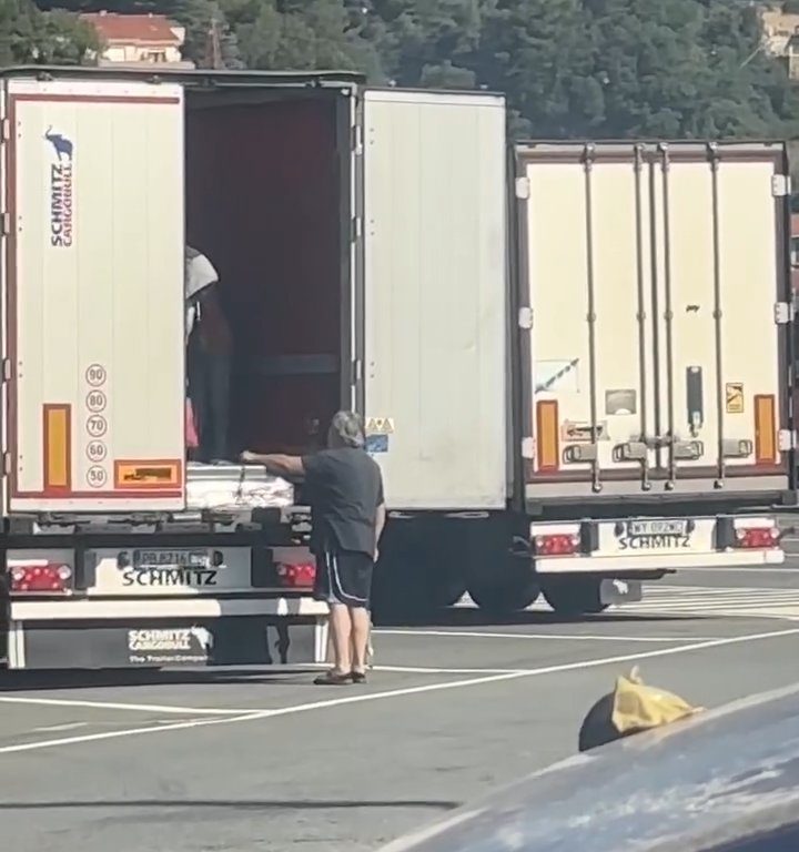 Un chauffeur de camion trouve des migrants à bord et les chasse avec des ceintures : vidéo virale