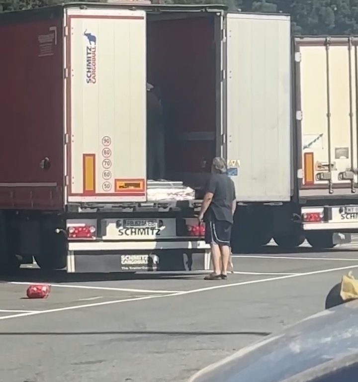 Un chauffeur de camion trouve des migrants à bord et les chasse avec des ceintures : vidéo virale