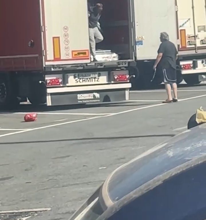 Un chauffeur de camion trouve des migrants à bord et les chasse avec des ceintures : vidéo virale