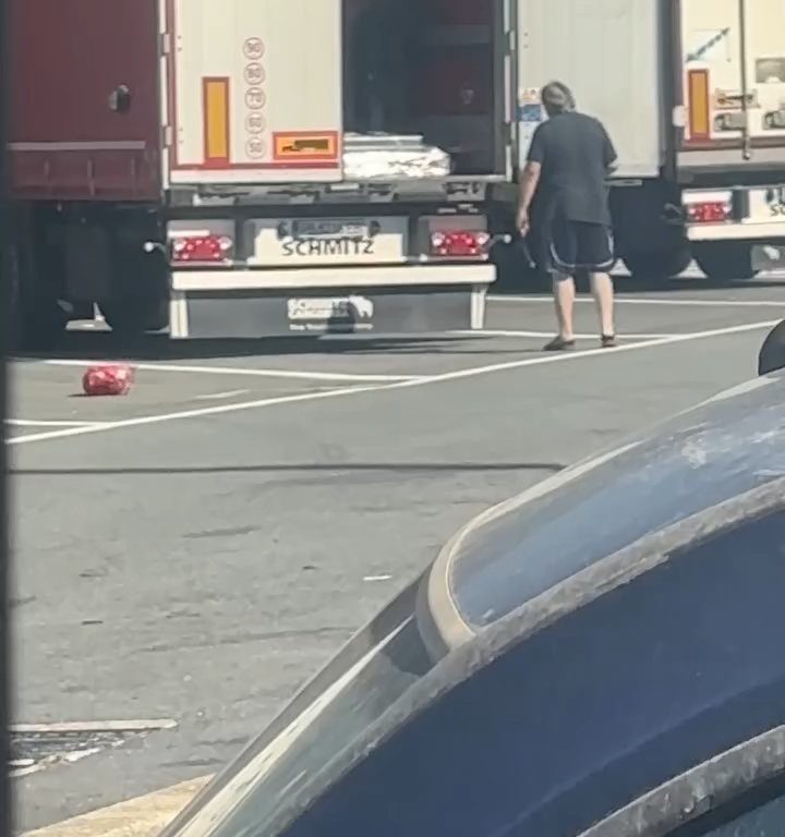 Un chauffeur de camion trouve des migrants à bord et les chasse avec des ceintures : vidéo virale