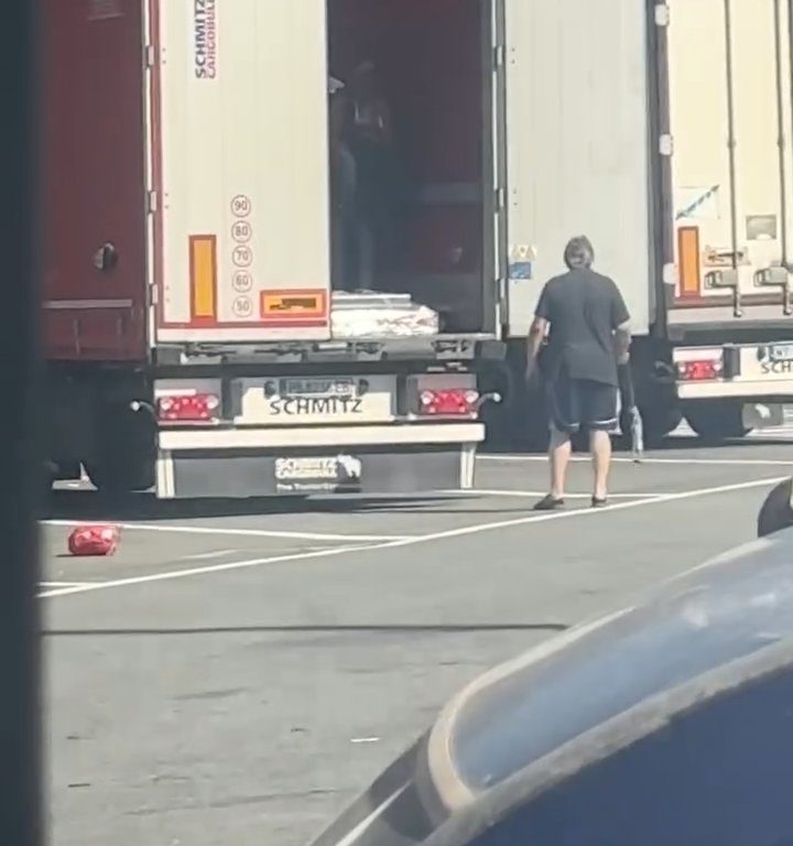 Camionero encuentra migrantes a bordo y los ahuyenta con cinturones: video viral